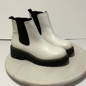 Madden Girl Cindy Lug Boots, White. 8.5. Awesome tiktokfave. Ontrend